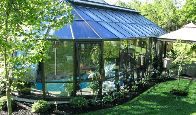 Стационарный стеклянный павильон над бассейном в озеленённом саду в Выксе