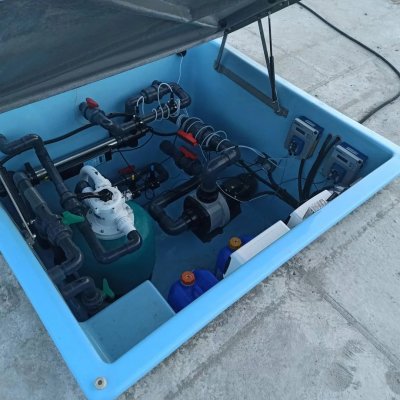 Технический отсек бассейна с оборудованием для фильтрации и циркуляции воды